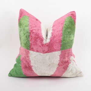 Funda de almohada Ikat de terciopelo rosa y verde, cojín decorativo hecho a mano, cojín bohemio para sofá o cama, decoración del hogar Ikat a rayas, Ikat colorido