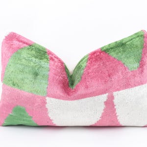 Cojín Ikat rosa, funda de almohada de terciopelo rosa, verde y blanco, funda de almohada con estampado de montaña, almohada decorativa de terciopelo, cojín Ikat de 30 x 50 cm