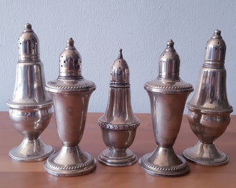 Lot consisting of 5 Sugar caster in Silver. English