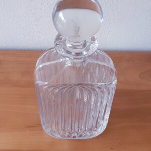 Puede incluir: Una decantador de vidrio transparente con un tap&oacute;n redondo. La decantador tiene un dise&ntilde;o texturizado y acanalado.