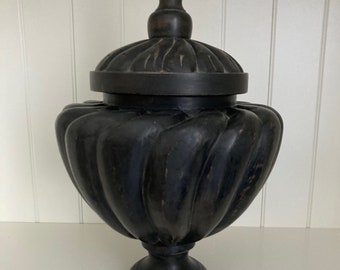 Pot / Urne italienne antique en bois sculpté.