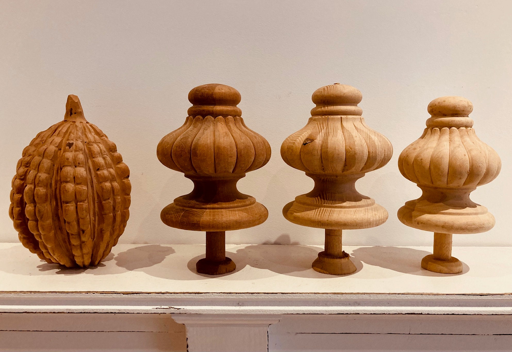 Set of 3 finishes in wood and pineapple. Carved