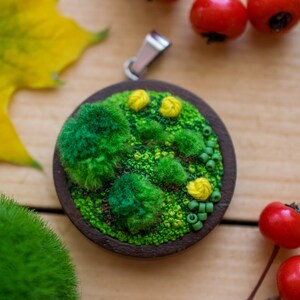 Naszyjnik z mchu haftowany ręcznie: Woodland Jewelry, łańcuszek 18 cali