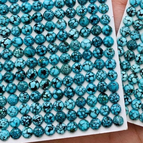 Cabujones redondos de turquesa Kingman natural con textura de telaraña, de 4 mm de diámetro y calibrados (turquesa sin estabilizar). Se venden individualmente.