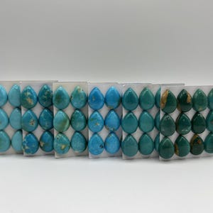 Cabochon calibrati in turchese Kingman a forma di pera da 13 x 18 mm - venduti singolarmente - venduti su carta