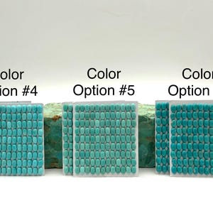Puede incluir: Tres conjuntos de piedras turquesas de forma ovalada, etiquetados como Opci&oacute;n de color #4, #5 y #6. Cada conjunto est&aacute; dispuesto en un patr&oacute;n de cuadr&iacute;cula y fijado en una base rectangular transparente. Las piedras se muestran sobre un fondo blanco.