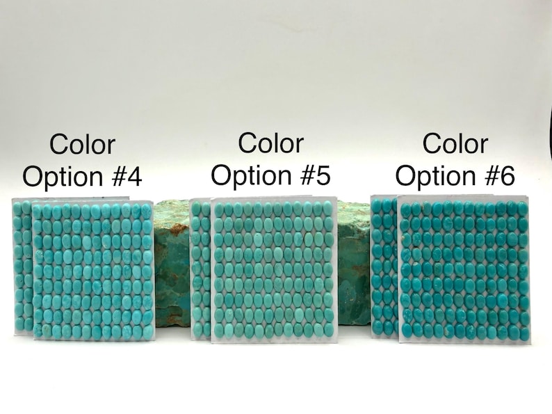Puede incluir: Tres conjuntos de piedras turquesas de forma ovalada, etiquetados como Opci&oacute;n de color #4, #5 y #6. Cada conjunto est&aacute; dispuesto en un patr&oacute;n de cuadr&iacute;cula y fijado en una base rectangular transparente. Las piedras se muestran sobre un fondo blanco.