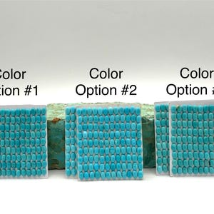 Puede incluir: Tres conjuntos de piedras de color turquesa, cada uno etiquetado con un n&uacute;mero de opci&oacute;n de color. Las piedras est&aacute;n dispuestas en un patr&oacute;n de cuadr&iacute;cula dentro de soportes de pl&aacute;stico transparente. El texto "Color Option #1", "Color Option #2" y "Color Option #3" est&aacute; encima de cada conjunto.