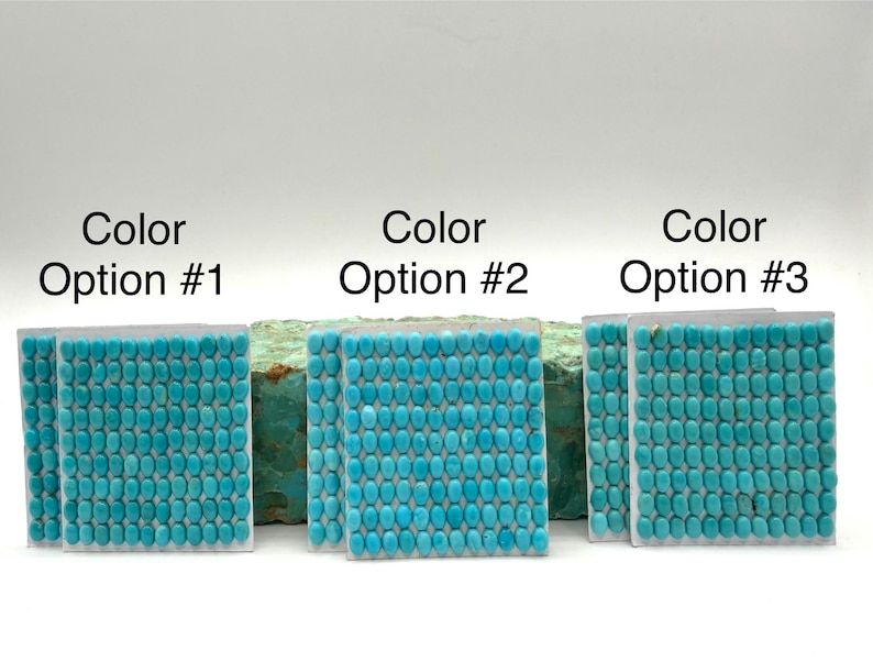 Puede incluir: Tres conjuntos de piedras de color turquesa, cada uno etiquetado con un n&uacute;mero de opci&oacute;n de color. Las piedras est&aacute;n dispuestas en un patr&oacute;n de cuadr&iacute;cula dentro de soportes de pl&aacute;stico transparente. El texto "Color Option #1", "Color Option #2" y "Color Option #3" est&aacute; encima de cada conjunto.