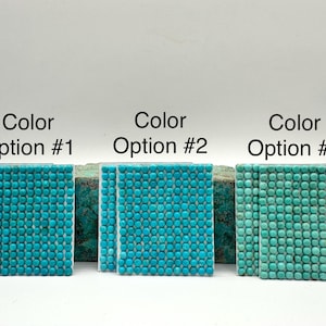 K&ouml;nnte beinhalten: Drei quadratische Fliesen mit t&uuml;rkisfarbenen, abgerundeten Mosaikst&uuml;cken. Die Fliesen sind mit "Color Option #1", "Color Option #2" und "Color Option #3" beschriftet. Die Fliesen sind in einer Reihe vor wei&szlig;em Hintergrund angeordnet.