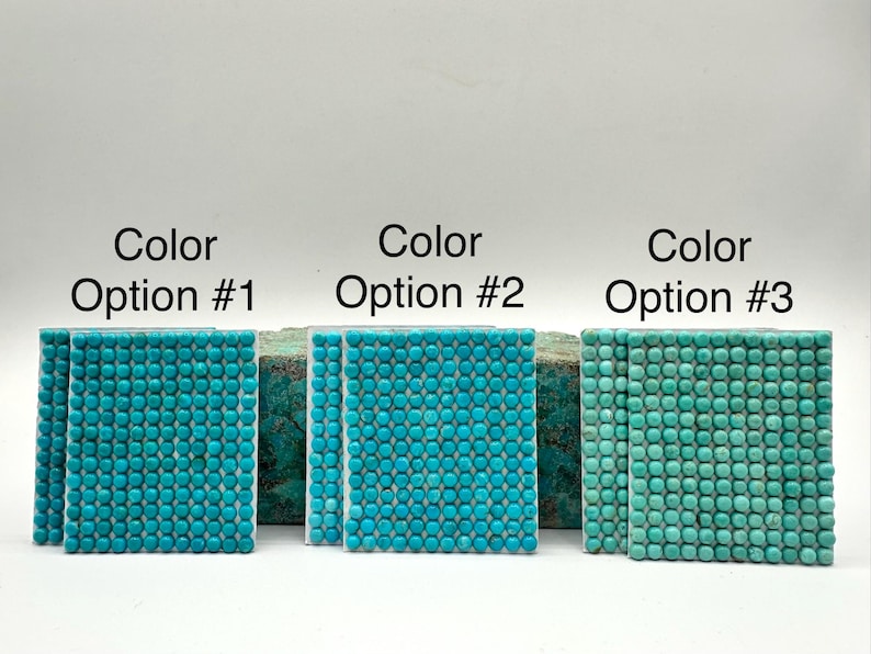 K&ouml;nnte beinhalten: Drei quadratische Fliesen mit t&uuml;rkisfarbenen, abgerundeten Mosaikst&uuml;cken. Die Fliesen sind mit "Color Option #1", "Color Option #2" und "Color Option #3" beschriftet. Die Fliesen sind in einer Reihe vor wei&szlig;em Hintergrund angeordnet.