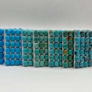 Cabujones calibrados de turquesa Kingman ovalados de 8 x 10 mm. Se venden por unidad. Se venden por tarjeta. Estabilizados, color natural.