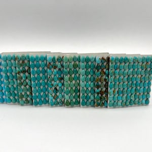 Cabujones calibrados de turquesa Kingman de 5 x 7 mm en forma de pera. Se venden por unidad. Se venden por tarjeta. Estabilizados, color natural.