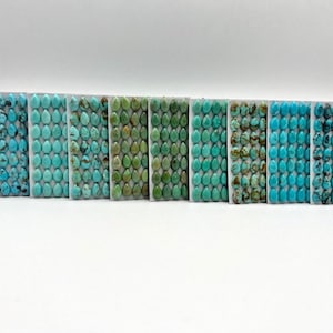 Cabochon calibrati in turchese Kingman a forma di pera da 6 x 9 mm, venduti singolarmente, venduti su cartoncino, stabilizzati, colore naturale.