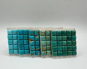 Könnte beinhalten: Fünf Reihen mit Türkis-Cabochons, jede Reihe mit 6 quadratischen Steinen, angeordnet auf weißen Karten. Die Türkis-Steine ​​variieren in der Farbe von hellblaugrün bis dunkelgrün.