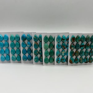 Cabochon calibrati in turchese Kingman da 9 x 13 mm a forma di PERA - Venduti singolarmente - Venduti in cartoncino - Stabilizzati, colore naturale