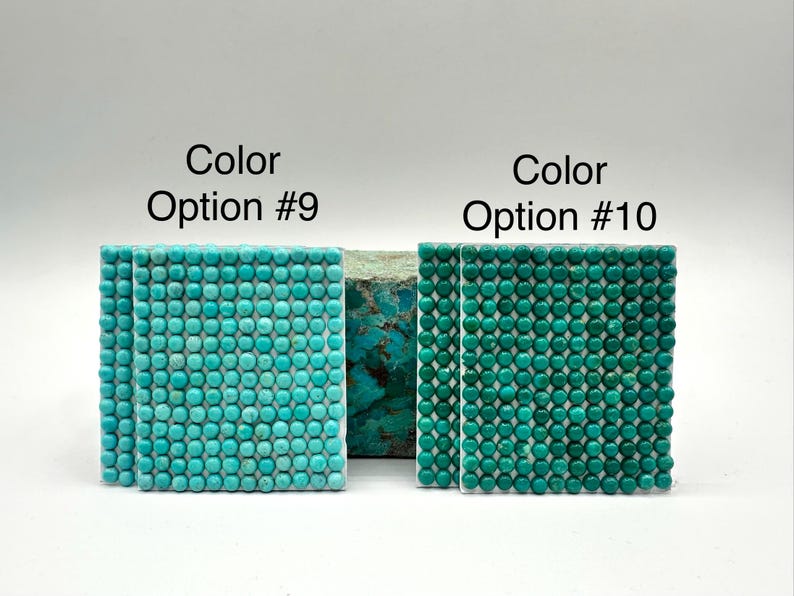 K&ouml;nnte beinhalten: Zwei quadratische t&uuml;rkisfarbene Mosaikfliesen, beschriftet mit "Color Option #9" und "Color Option #10". Die Fliesen bestehen aus kleinen, runden t&uuml;rkisfarbenen Steinen. Der Hintergrund ist schlicht wei&szlig;.