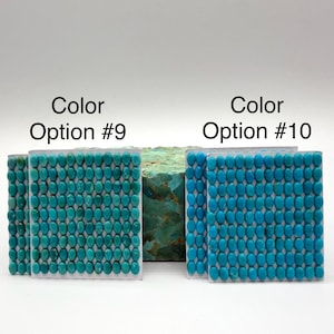 Puede incluir: Dos exhibidores rectangulares de piedras turquesas, etiquetados como "Color Option #9" y "Color Option #10". Las piedras son de un color azul-verdoso vibrante. Una roca rugosa de color turquesa se encuentra entre los exhibidores. El fondo es blanco.