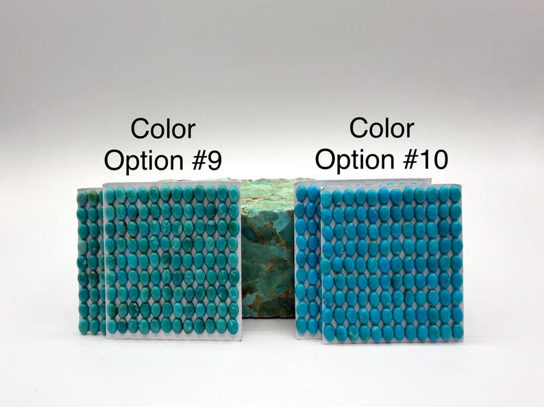 Puede incluir: Dos exhibidores rectangulares de piedras turquesas, etiquetados como "Color Option #9" y "Color Option #10". Las piedras son de un color azul-verdoso vibrante. Una roca rugosa de color turquesa se encuentra entre los exhibidores. El fondo es blanco.