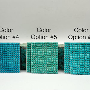 K&ouml;nnte beinhalten: Drei S&auml;tze t&uuml;rkisfarbener Mosaikfliesen, jeweils mit einer anderen Farbvariation. Der Text &uuml;ber jedem Satz lautet "Color Option #4", "Color Option #5" und "Color Option #6". Die Fliesen sind vor einem wei&szlig;en Hintergrund angeordnet.