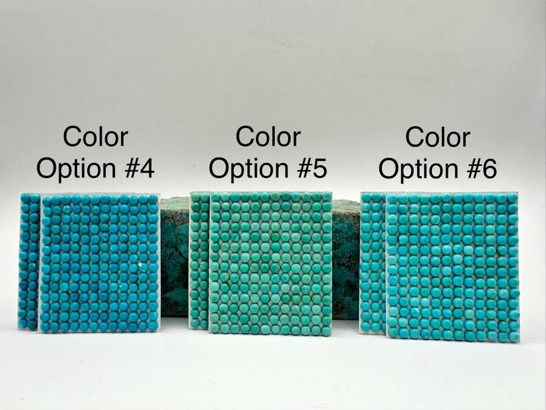 K&ouml;nnte beinhalten: Drei S&auml;tze t&uuml;rkisfarbener Mosaikfliesen, jeweils mit einer anderen Farbvariation. Der Text &uuml;ber jedem Satz lautet "Color Option #4", "Color Option #5" und "Color Option #6". Die Fliesen sind vor einem wei&szlig;en Hintergrund angeordnet.