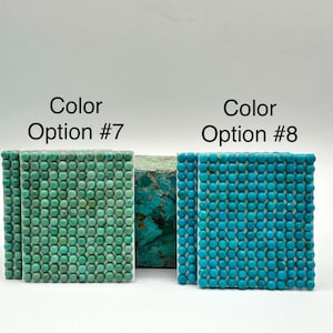 K&ouml;nnte beinhalten: Zwei quadratische Mosaikfliesen, eine in T&uuml;rkis und die andere in T&uuml;rkis, werden vor einem wei&szlig;en Hintergrund gezeigt. Die t&uuml;rkisfarbene Fliese ist mit "Color Option #7" und die t&uuml;rkisfarbene Fliese mit "Color Option #8" beschriftet. Die Fliesen bestehen aus kleinen, runden Steinen.