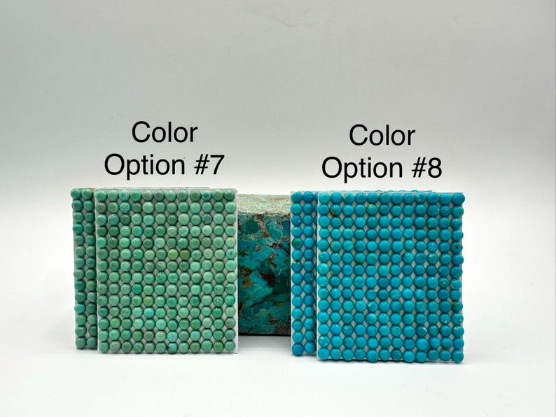 K&ouml;nnte beinhalten: Zwei quadratische Mosaikfliesen, eine in T&uuml;rkis und die andere in T&uuml;rkis, werden vor einem wei&szlig;en Hintergrund gezeigt. Die t&uuml;rkisfarbene Fliese ist mit "Color Option #7" und die t&uuml;rkisfarbene Fliese mit "Color Option #8" beschriftet. Die Fliesen bestehen aus kleinen, runden Steinen.
