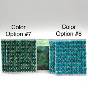 Puede incluir: La imagen muestra dos opciones de color de piedras turquesas. La opci&oacute;n de color n.&ordm; 7 presenta piedras verdes, mientras que la opci&oacute;n de color n.&ordm; 8 muestra piedras azules. Las piedras est&aacute;n dispuestas en un patr&oacute;n de cuadr&iacute;cula, con una piedra turquesa m&aacute;s grande en el fondo.