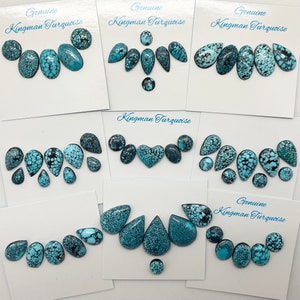 以下が含まれることがあります： 「Genuine Kingman Turquoise」というテキストが書かれた9枚のカードと、さまざまな形とサイズのターコイズのカボションのコレクション。カボションは明るい青色で、黒いマトリックスが入っています。
