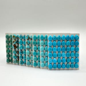 Cabochon calibrati in turchese Kingman a forma di pera da 7 x 9 mm, venduti singolarmente, venduti su cartoncino, stabilizzati, colore naturale.