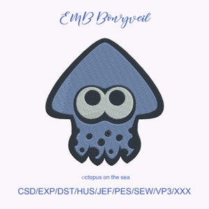 Puede incluir: Pulpo bordado azul con ojos grandes y un cuerpo texturizado. El texto "octopus on the sea" está debajo del pulpo. El texto "CSD/EXP/DST/HUS/JEF/PES/SEW/VP3/XXX" está debajo del texto.