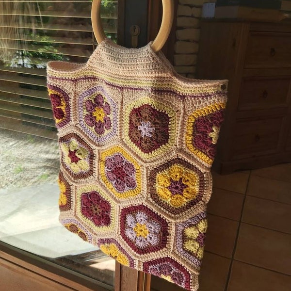 Sac à main fait main au crochet, granny squares fleurs africaines,  anses en bois naturel vernis.