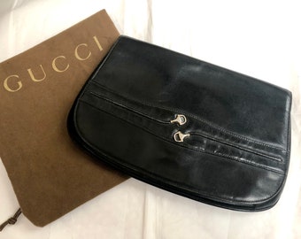 Bolso de mano vintage Gucci de piel negra con bolsa guardapolvo: la icónica elegancia italiana.