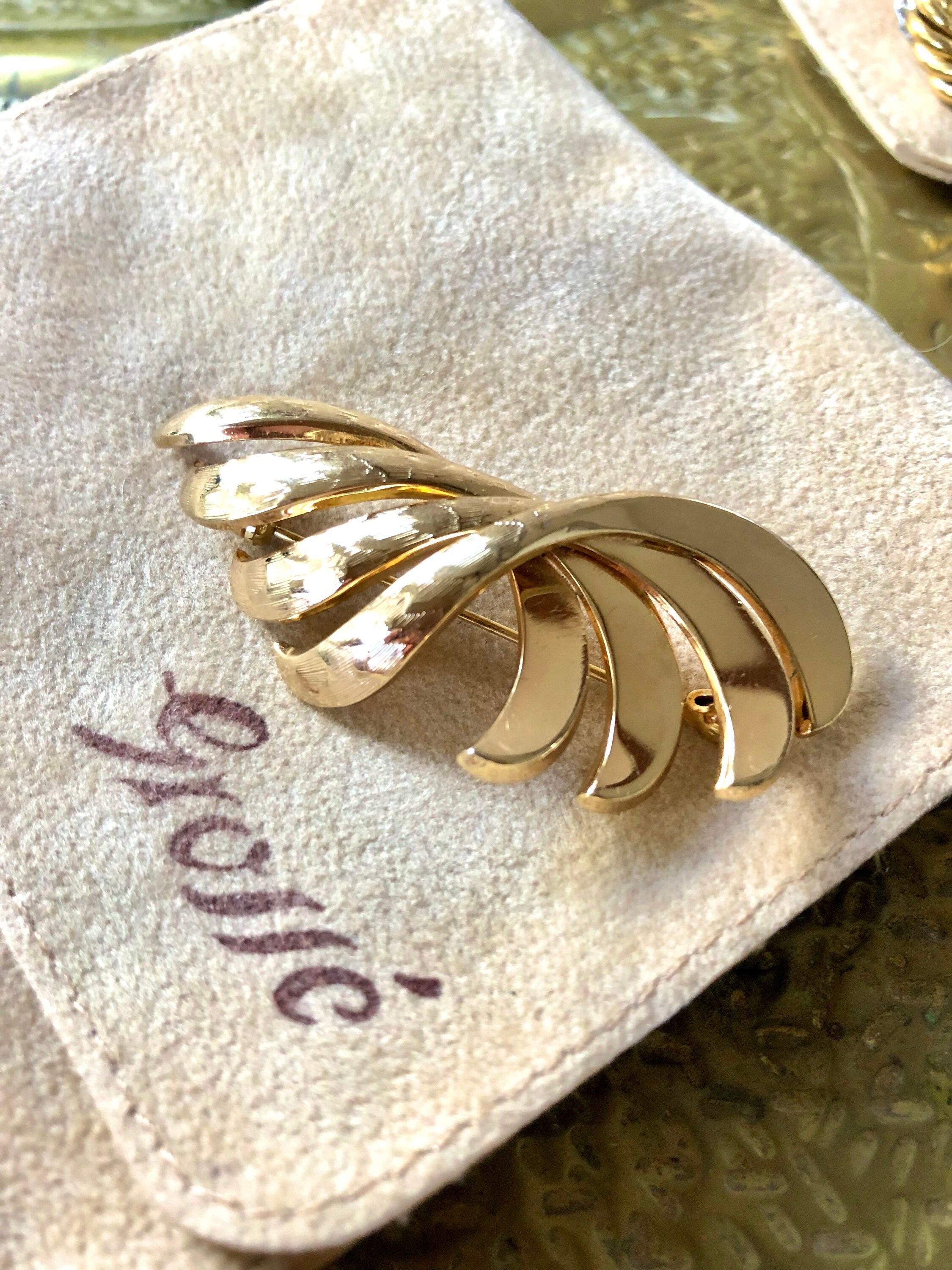 Grosse 1963 Vintage Gold Plated Brooch - Etsy Grosse 1963 Vintage Gold Plated Brooch - Etsy