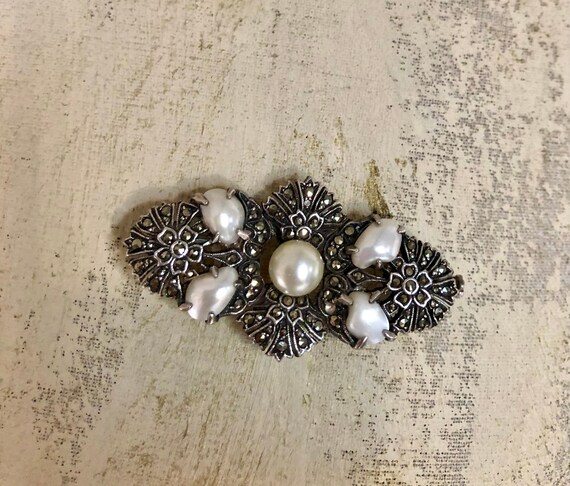 Depose brooch store