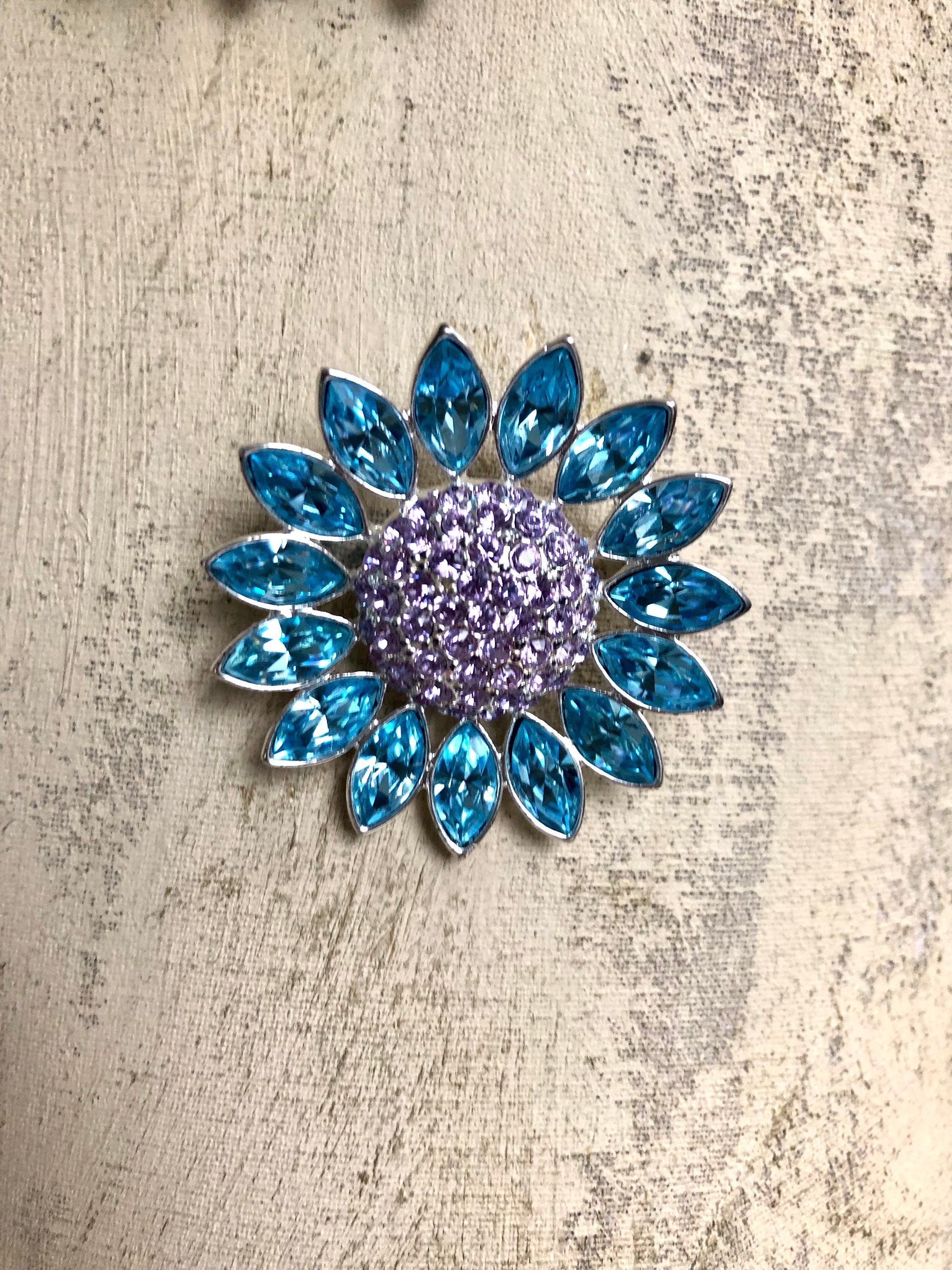 GIVENCHY　フラワー　ブローチ Vintage Givenchy Blue Crystal Flower Design Brooch - Etsy