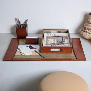 Set da scrivania deluxe in pelle marrone chiaro personalizzato - Cancelleria per ufficio e lavoro - Regalo di pensionamento - Regalo per il terzo anniversario di matrimonio