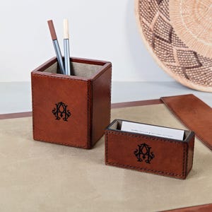 Set da scrivania in pelle con monogramma - Portapenne - Porta carte - Accessori da scrivania in pelle - Portaoggetti da scrivania - Regalo di pensionamento - Regalo per il terzo anniversario