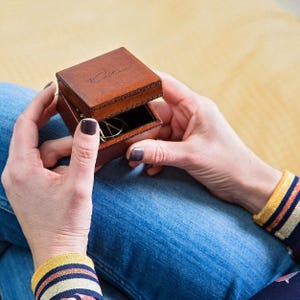 Gepersonaliseerde lederen ringdoos - gepersonaliseerde sieradenopslag - verlovingsringdoos - 3e verjaardagscadeau - aandenkendoos - 18e verjaardag - afbeelding 4