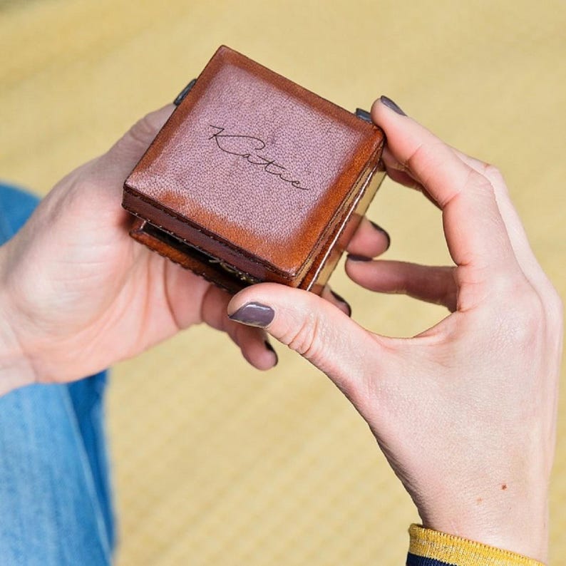Gepersonaliseerde lederen ringdoos - gepersonaliseerde sieradenopslag - verlovingsringdoos - 3e verjaardagscadeau - aandenkendoos - 18e verjaardag - Personalised