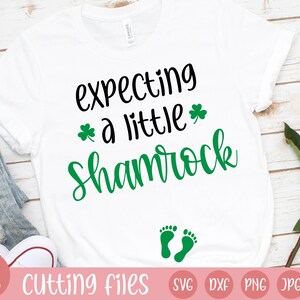 Esperando un pequeño shamrock SVG / Anuncio de embarazo svg / Día de San Patricio svg / mami para ser svg / png jpg eps dxf svg / archivos digitales