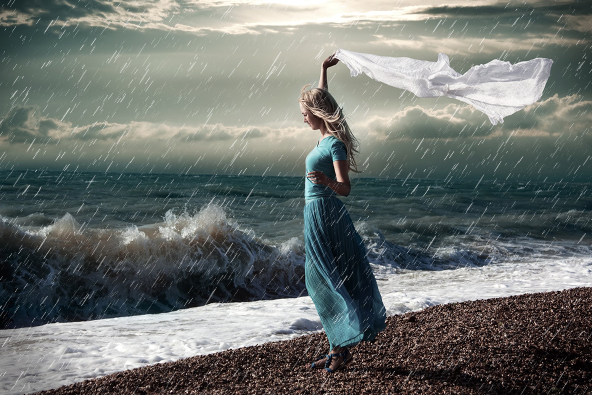 Песня мудрая душа. Девушка на скале у моря. Девушка море шторм. Ветер на море. Девушка и океан.