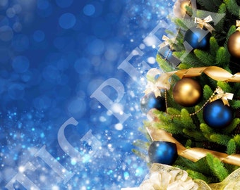 以下が含まれることがあります： 青いキラキラした背景に、青と金のオーナメントで飾られたクリスマスツリーと、金のリボンをかけた白いギフトボックスがあります。