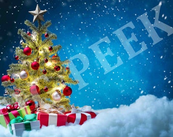 以下が含まれることがあります： 赤い飾りや金色の飾りで飾られたクリスマスツリーが、雪の降る冬の風景の中で、包まれたプレゼントに囲まれている