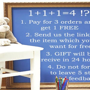 Puede incluir: Un letrero azul enmarcado con el texto "1+1+1=4 !?" e instrucciones promocionales. Un oso de peluche est&aacute; sentado en una mesa blanca. Un vaso de l&aacute;pices de colores est&aacute; en primer plano.