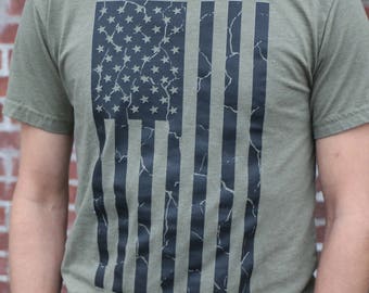 Camiseta con bandera militar: algodón hilado en anillo, corte suave