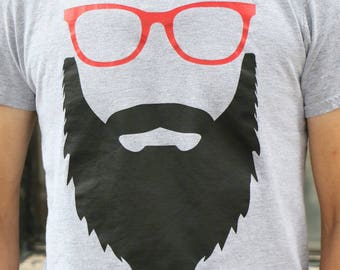 Camiseta de barba y gafas