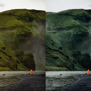 Op de afbeelding: Een persoon in een oranje regenjas staat in een rivierbedding met een groene, mistige berg op de achtergrond.