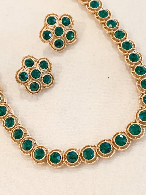 Vintage Trifari Emerald Matte Gold Necklace and E… - image 3