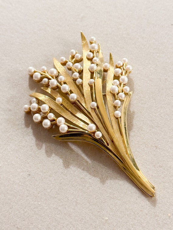 Trifari Vintage Floral Pearl Pin